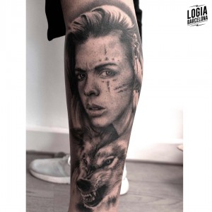 tatuaje_pierna_mujer_lobo_logia_barcelona_mario_guerrero       